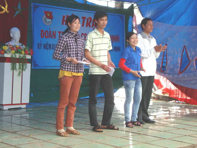 Phát thưởng cho các Chi đoàn
